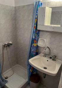 Ένα μπάνιο στο Andrea's Apartments Naxos Center
