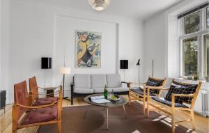 uma sala de estar com mesa e cadeiras em Nice Apartment In Kbenhavn With Wifi em Copenhaga