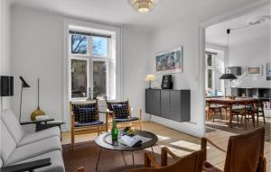 uma sala de estar com um sofá e uma mesa em Nice Apartment In Kbenhavn With Wifi em Copenhaga