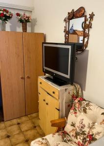 Μια τηλεόραση ή/και κέντρο ψυχαγωγίας στο Andrea's Apartments Naxos Center