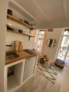 eine Küche mit einer Spüle und einer Arbeitsplatte in der Unterkunft Le Nid douillet - HyperCentre - à 2 Pas de la Gare in Toulouse