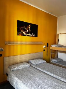A bed or beds in a room at Hotel Morfeo - Young People Hotels