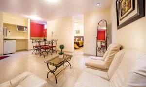 - un salon avec un canapé et une table dans l'établissement Casa Fanning Hotel, à Lima