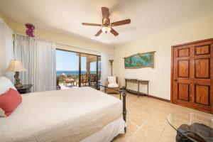 Кровать или кровати в номере Vida de la Paz 4 - Oceanview Condo, 2BR, just remodeled, Playa Prieta