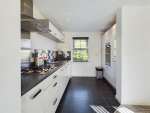 Η κουζίνα ή μικρή κουζίνα στο 247 Serviced Accommodation in Stafford- 3BR Townhouse +12 φωτογραφίες