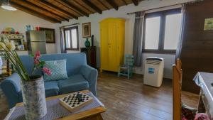 オリエーナにあるCasa Vacanze Giadaのリビングルーム(青いソファ、テーブル付)