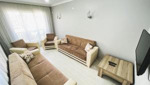 een woonkamer met een bank en een tafel bij Heaven Family Apartments in Trabzon