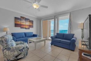 un soggiorno con 2 divani blu e un tavolo di Treasure Island 0207 a Panama City Beach
