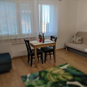 stół jadalny i krzesła w salonie w obiekcie Apartament Brzeźno Plaża w Gdańsku