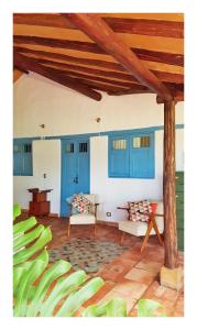 a living room with blue cabinets and green chairs at CALA Guane Barichara in Guarne