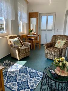 Ein Sitzbereich in der Unterkunft Rosenhof in Binz