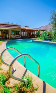 uma piscina em frente a uma casa em Cabaña La Casona de Ripaluna em Paiguano