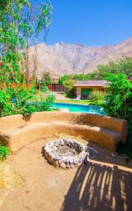 a backyard with a fire pit in the dirt at Cabaña La Casona de Ripaluna in Paihuano