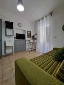 sala de estar con sofá y TV en N21, en Palermo