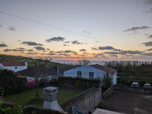uma vista do telhado de uma casa ao pôr-do-sol em Casa Pavão em Pilar