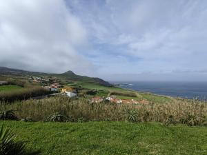 un villaggio su una collina con l'oceano sullo sfondo di Casa Pavão a Pilar