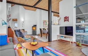 ein Wohnzimmer mit einem Sofa und einem Tisch in der Unterkunft Stunning Home In Allingbro With Wifi in Allingåbro