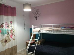 1 dormitorio con 1 litera en una habitación en Maison de vacances espagnole en bord de plage, en Miami Platja