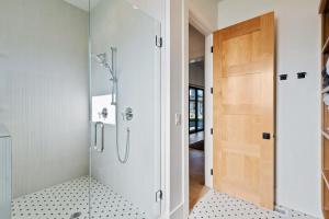 Studio Pool House by Xquisite Rentals في هيبر سيتي: حمام مع دش وباب زجاجي