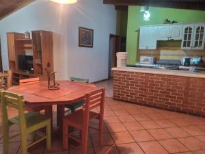 una cucina con tavolo e sedie in legno in una stanza di Casa de Campo 4 habitaciones Ideal 12 personas a Santa Cruz Verapaz