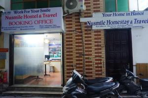 河內的住宿－Nusmile's Homestay & Travel，停在大楼前的几辆摩托车