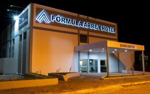 a building with a sign on the side of it at Arrey Fórmula Hotel - Itaueira in Piriperi