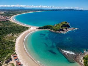 una vista aérea de la playa y del océano en Pousada SUN Victory, en Cabo Frío