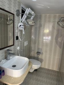 y baño con lavabo blanco y aseo. en White Country Boutique Hotel, en Antalya