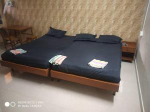 パナジにあるBethel Guesthouse Miramar Panajiの大型ベッド(ブルーのシーツ、枕付)