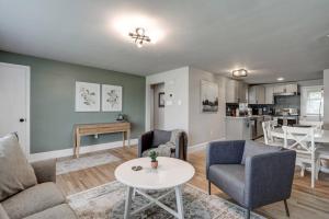 ein Wohnzimmer mit einem Sofa, Stühlen und einem Tisch in der Unterkunft New cozy home near Outlets & Amish Country in Lancaster