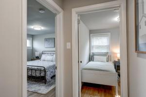 ein Schlafzimmer mit 2 Betten und eine Tür mit einem Spiegel in der Unterkunft New cozy home near Outlets & Amish Country in Lancaster