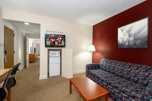 En TV eller et underholdningssystem på Red Roof Inn & Suites Hazleton