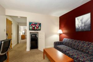 En TV eller et underholdningssystem på Red Roof Inn & Suites Hazleton