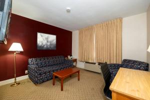 En TV eller et underholdningssystem på Red Roof Inn & Suites Hazleton