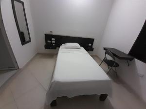 Postel nebo postele na pokoji v ubytování HOTEL SAN ADOLFO