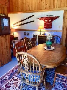 una sala da pranzo con tavolo e sedie in legno di Bond Ranch Retreat a Sequim