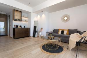 uma sala de estar com um sofá e uma mesa em Akrogiali Luxury View em Laganas