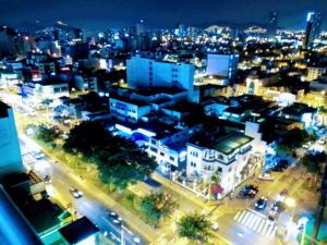 una ciudad iluminada por la noche con luces en San Isidro-Lince- Next to Business District!, en Lima
