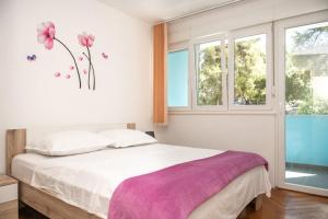 Postel nebo postele na pokoji v ubytování Sunny & Spacious, 2BD suite with free parking