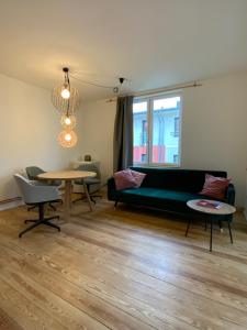 sala de estar con sofá y mesa en steenkampstudios GRANNS' SUITE en Hamburgo