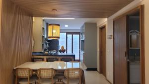 - une cuisine et une salle à manger avec une table et des chaises dans l'établissement Villa Andorinha -Apto01, à Mucugê