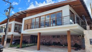 a house with a balcony on top of it at Villa Andorinha -Apto01 in Mucugê