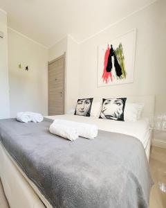 um quarto com uma cama com duas toalhas em La Costa B&B em Flumini di Quartu