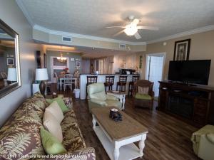een woonkamer met een bank en een tafel bij Treasure Island 0706 in Panama City Beach