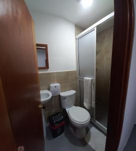 een kleine badkamer met een toilet en een wastafel bij HOTEL SAN ADOLFO in Apartadó