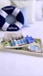 ヒラルドットにあるGreece At Homeの歯ブラシと青い花のトレイ +11枚の写真