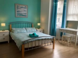 Tempat tidur dalam kamar di Portrush Holiday Hostel Guesthouse