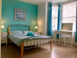 Tempat tidur dalam kamar di Portrush Holiday Hostel Guesthouse