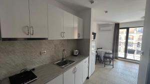 Kuchyň nebo kuchyňský kout v ubytování Апартаменты Villa Astoria 5 - Elenite