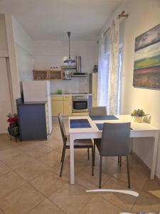 una cucina con tavolo e sedie in una stanza di LAURA A2, 5 minutes of walking to the beach a Novigrad Istria